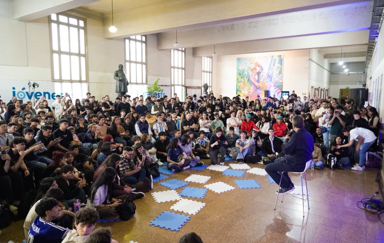 Massa escuchó a los jóvenes