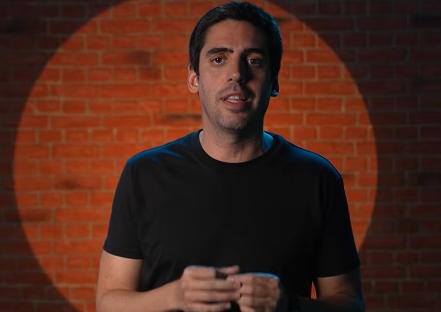 Casielles salió a romper todo con "Proyecto C": un late night incómodo y que no pide permiso