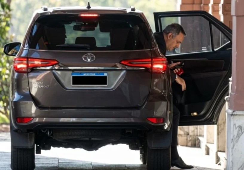 Auto oficial, custodia y multas: los privilegios de Adorni tras renuncia