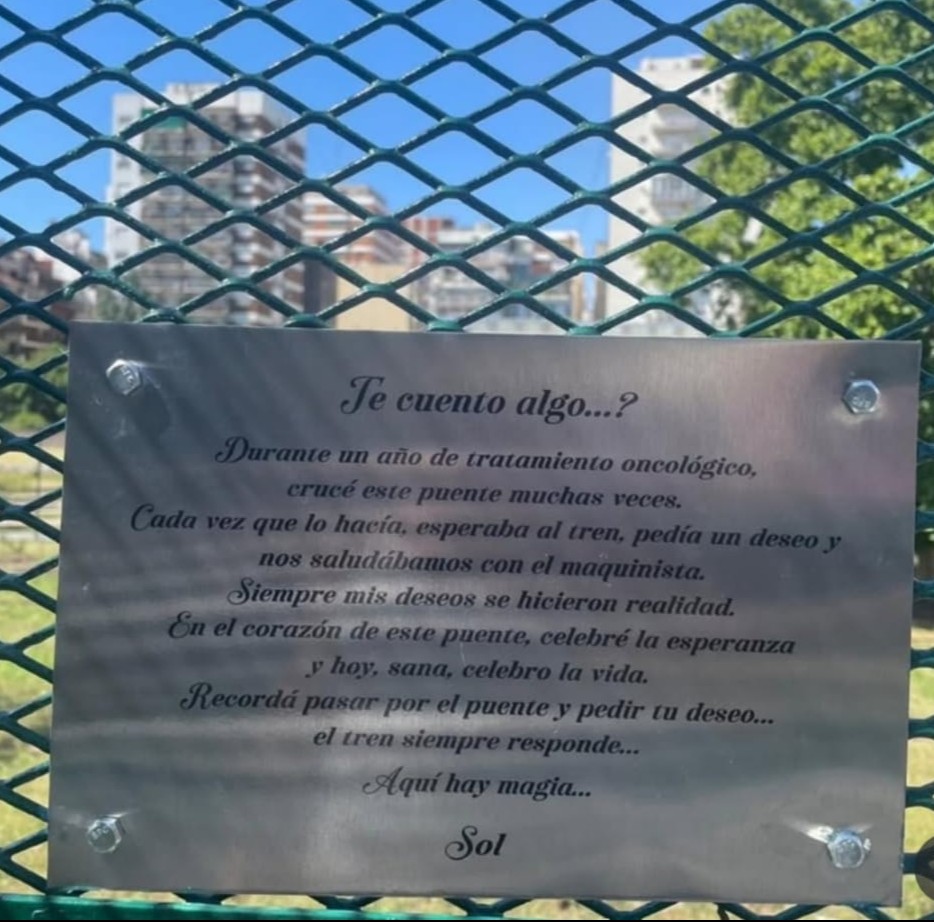 Restituyen una placa vandalizada del puente peatonal en Colegiales
