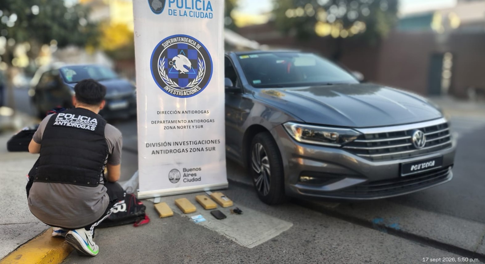 Policía de la Ciudad detuvo a cinco personas y secuestró cocaína y casi 20 kilos de marihuana