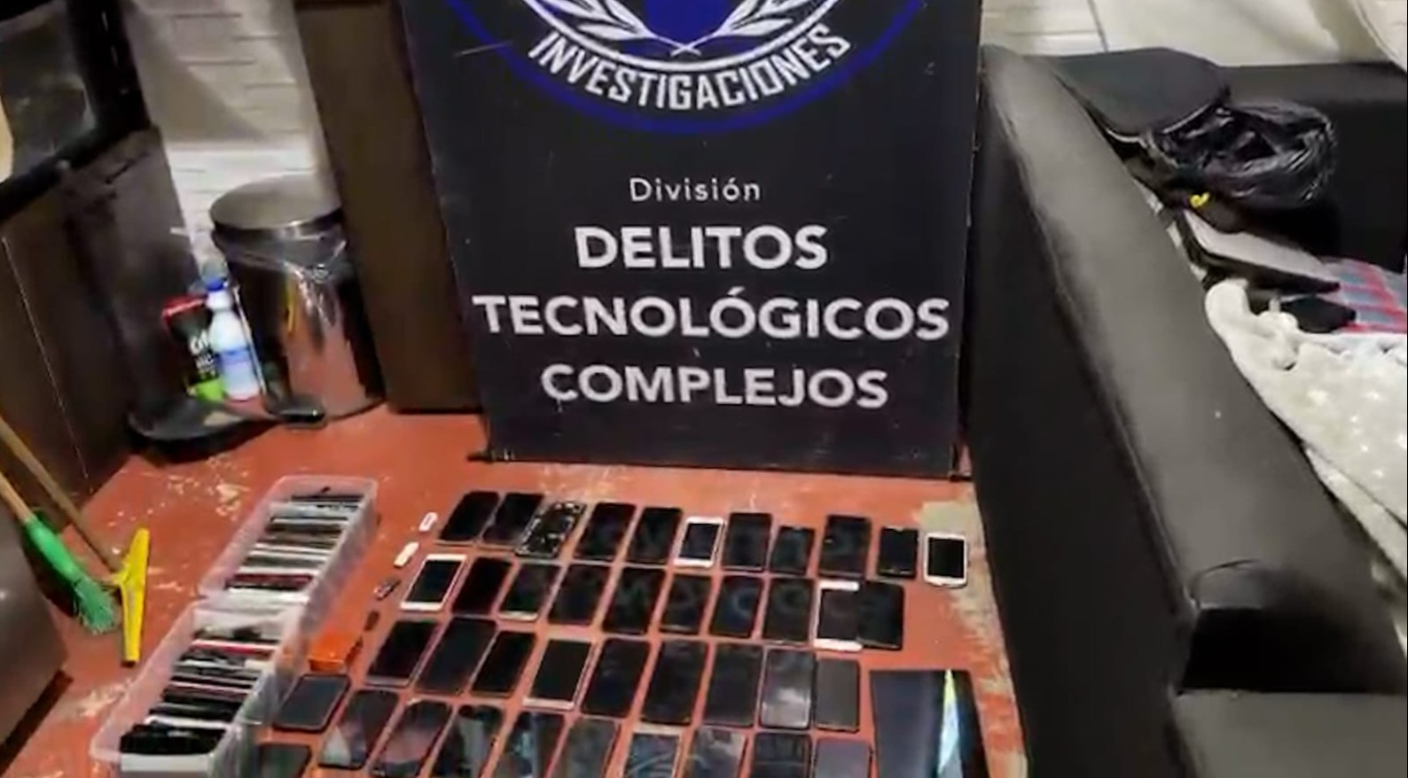 Policía de CABA desbarató laboratorio que desactivaba bloqueos de celulares