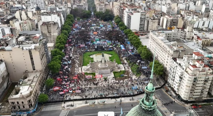 La marcha universitaria terminó con incidentes: gases y camiones hidrantes 