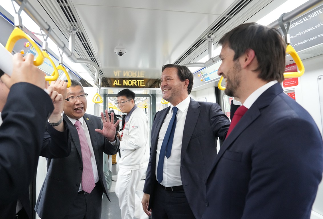 El ministro de Hacienda y Finanzas de la Ciudad, Gustavo Arengo, y el presidente de Subterráneos de Buenos Aires, Javier Ibañez, visitaron la fábrica CRRC y participaron de la entrega. 0